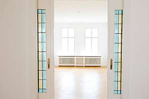 ERSTKLASSIGER STUCKALTBAU AM KURFÜRSTENDAMM + BALKON  + LIFT + 3 BÄDER + EBK + 4 METER DECKENHÖHE + – MARKGRAF-ALBRECHT-STR. 14, 10711 Halensee, Berlin – Vorschaubild 4