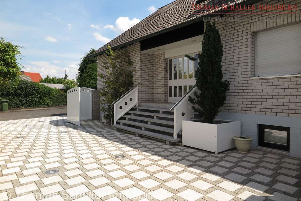 Immobilie in Seukendorf - Exklusives Zweifamilienhaus mit 3 Einheiten, Erdwärmepumpe  Wellnessbereich in ruhiger Lage - Bild 2