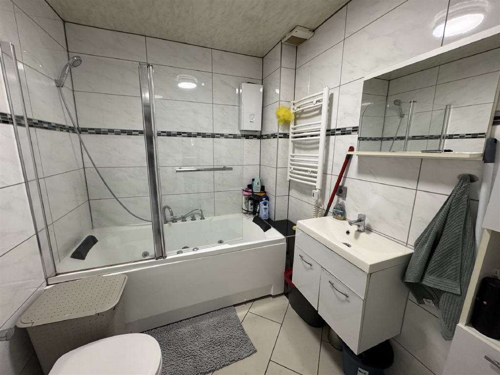 Immobilie in Waldbröl - Wohnung im obersten Geschoss  modernisiert, mit Balkon &amp; Kaminofen - Bild 3