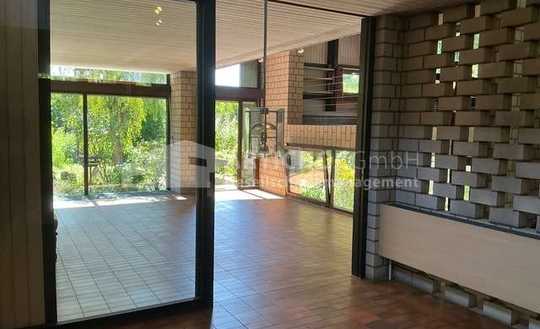 Viel Platz für die Familie im Grünen: Stilvolles Reihenhaus mit Terrasse, Garten und Garage