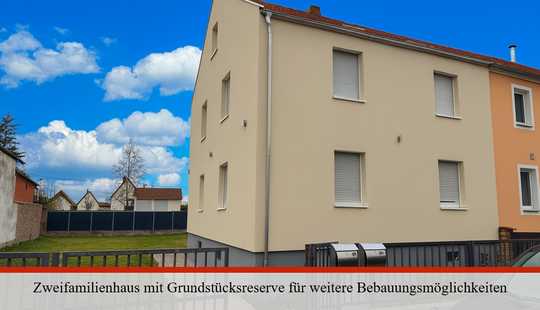 Bild von Zweifamilienhaus mit Grundstücksreserve für weitere Bebauungsmöglichkeiten