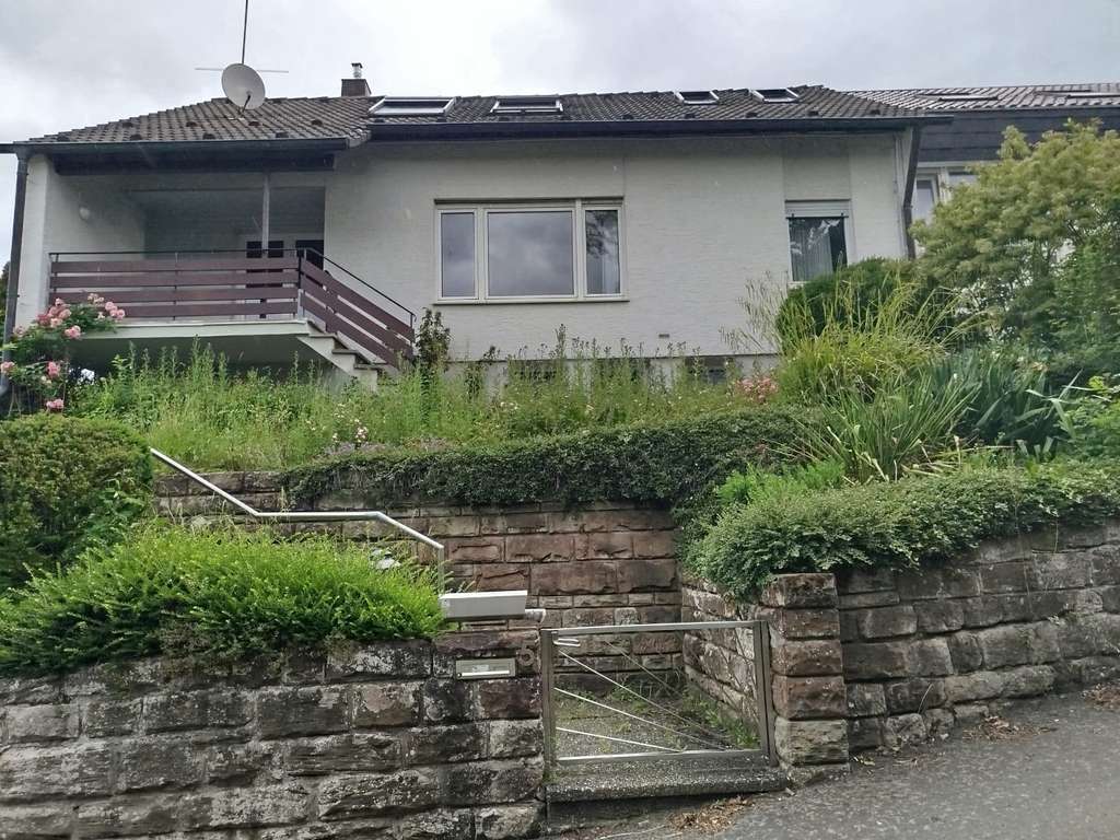 Günstige 6-Raum-Doppelhaushälfte in Weinstadt