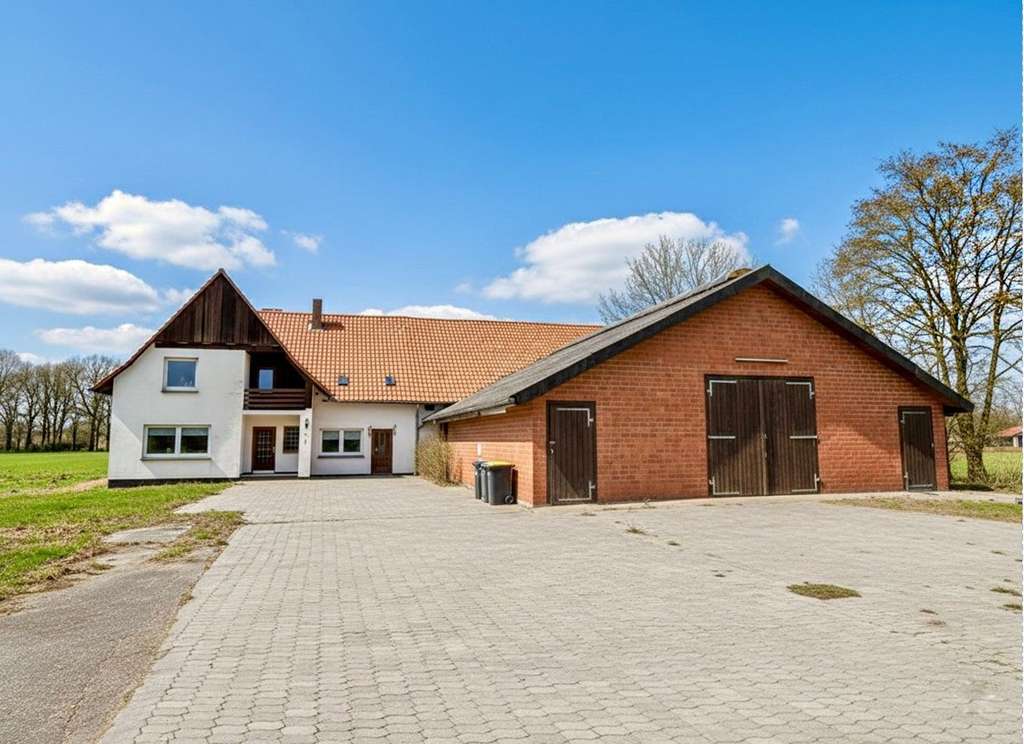 Immobilie in Hövelhof - Hof-Juwel sucht Visionäre: Sanierungsobjekt mit 10.500 m2 Land in Alleinlage (mit Video) - Bild 0