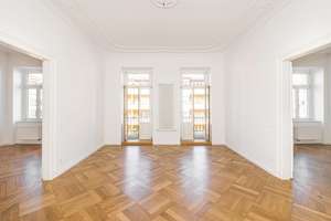 Stilvolle 4-Zimmer-Altbauwohnung mit Balkon und sonnigem Wintergarten