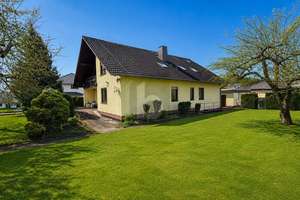 VIELSEITIGES WOHNHAUS MIT EINLIEGERWOHNUNG  GARAGE