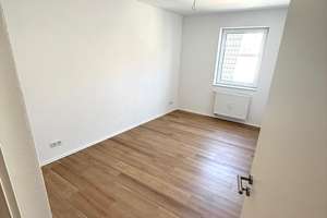 WG-Zimmer in sanierter Wohnung zentral in Würzburg mit Einbauküche mit und ohne Balkon ab sofort! – Semmelstraße 47, 97070 Altstadt, Würzburg – Vorschaubild 2