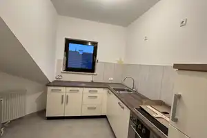 Frisch Renoviert - Dachgeschosswohnung in ruhiger Lage mit großzügigem Balkon und Tiefgaragenstellpl – München – Vorschaubild 6