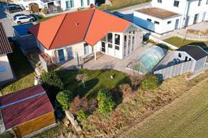 VON PRIVAT - Lichtdurchfluteter Bungalow mit Großzügigkeit & Seeblick – Die vollständige Adresse der Immobilie erhältst du vom Anbieter., 88636 Illmensee – Vorschaubild 1