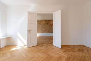 Lichtdurchflutete 5 Zimmer Altbauwohnung mit Balkon – großzügiges Wohnen in Kreuzberg