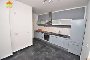 *Geräumige 3-Raum-Wohnung mit EBK, Balkon, Aufzug und Stellplatz auf dem Kassberg!*