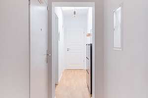 Moderne und lichtdurchflutete Dachgeschosswohnung im klassischen Altbau – Die vollständige Adresse der Immobilie erhältst du vom Anbieter., 10245 Friedrichshain, Berlin – Vorschaubild 9