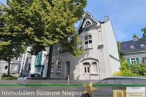 Nostalgie in schönster Form. Einfamilienhaus mit separatem Fabrikgebäude.