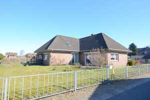 Winkelwalmdach-Bungalow in Lehe – Ruhige Lage, großes Grundstück, viel Potenzial – Dithmarschen (Kreis) – Vorschaubild 1