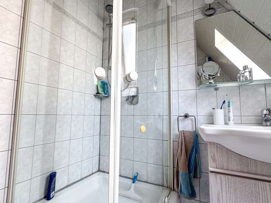 Badezimmer-Dusche OG