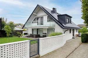 Top modernisiert, viel Platz, 3 Garagen, ELW + Baugrundstück