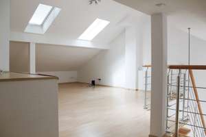 Fürth: Schöne 2 Zimmer-ETW mit Galerie, Balkon und 2 vollwertigen PKW-Stellplätzen – Die vollständige Adresse der Immobilie erhältst du vom Anbieter., 90763 Nördliche Südstadt, Fürth – Vorschaubild 4
