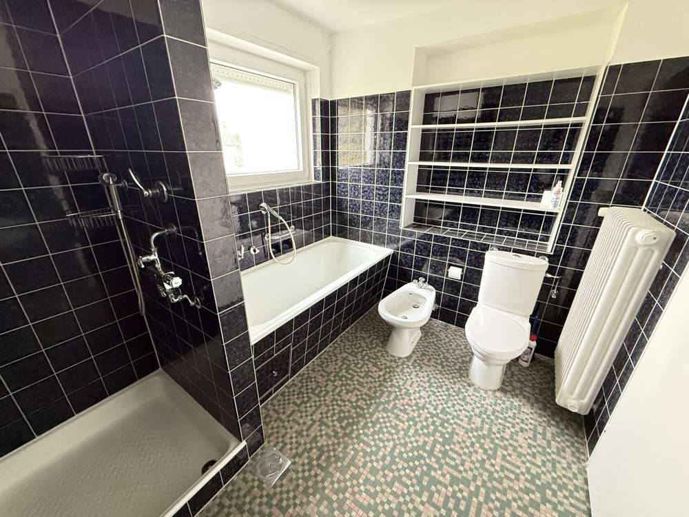 Immobilie in Ransbach-Baumbach - Viel Platz zum Leben - Großzügiges Anwesen auf
  2.300 m² Parkgrundstück - Bild 4