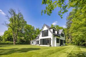 Luxus trifft Privatsphäre: Erstbezug Highend-Villenanwesen mit Lift, Heimkino, Spa und Weinkeller