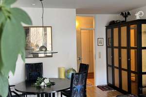 Gehobene 2-Zi.-Whg. Köln-Altstadt (Balkon, Aufzug, TG-Stellplatz) möbliert & bezugsfertig – 50667 Altstadt/Nord, Köln – Vorschaubild 2