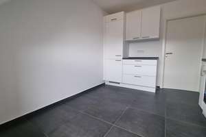 LEERSTEHENDE KERNSANIERTE 2 ZKB DG-WOHNUNG, NOBILIA-EBK UND KELLER IN RUHIGER LAGE OHNE PROVISION – Zorndorfstraße 17, 50737 Weidenpesch, Köln – Vorschaubild 3