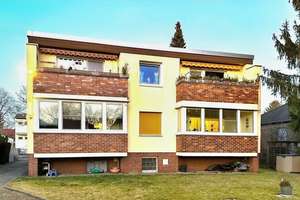 Helle 2-Zimmer-Wohnung mit verglaster Loggia im gepflegten Vier-Familien-Haus