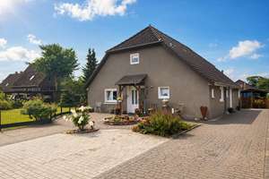 Historischer Charme trifft modernen Wohnkomfort – modernisiertes Zuhause mit großem Garten – Die vollständige Adresse der Immobilie erhältst du vom Anbieter., 26316 Varel – Vorschaubild 1