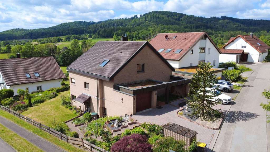 Immobilie in Sachsenheim - Großzügige Wohnung mit Garten, Loggia und Hausgefühl in Sachsenheim-Spielberg - Bild 0
