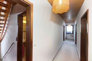 Familienbungalow mit Einliegerwohnung und Doppelgarage auf schönem Hanggrundstück – Katharinenberg 12, 91350 Gremsdorf – Vorschaubild 10