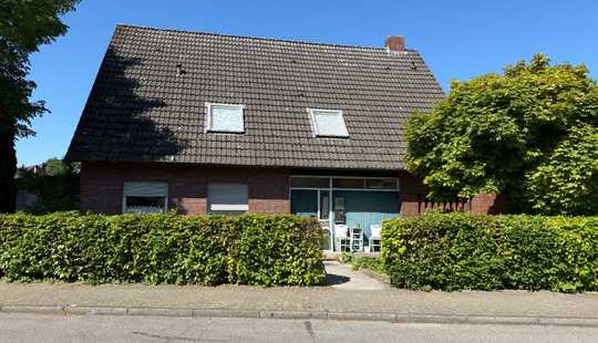 Bild von Zweifamilienhaus mit Garten und Garage in Zetel zu verkaufen.