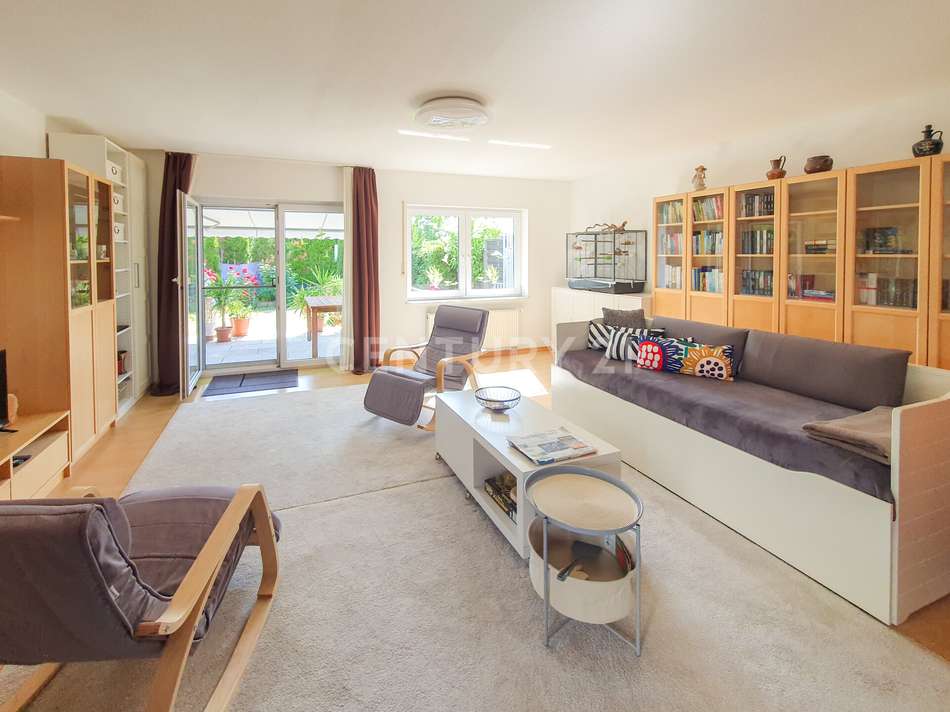 Wohnzimmer mit Zugang zur Terr
