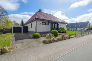 Bungalow mit Keller, Garage und Ausbaureserve in ruhiger Lage von Hohn – Die vollständige Adresse der Immobilie erhältst du vom Anbieter., 24806 Hohn – Vorschaubild 1