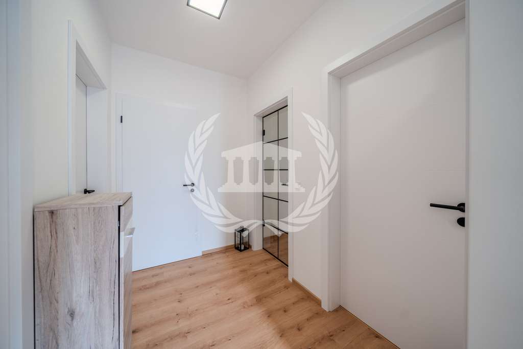 Immobilie in Kirchroth - KfW55: Moderne Wohnung im 1. OG in Kirchroth mit 3 Zi, Balkon, Wärmepumpe und Stellplatz | BJ 2025 - Bild 3