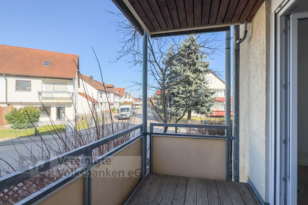 Immobilie in Holzgerlingen - Attraktive 2-Zimmer-Wohnung mit Südbalkon und Garage – modernisiert und sofort verfügbar - Bild 2