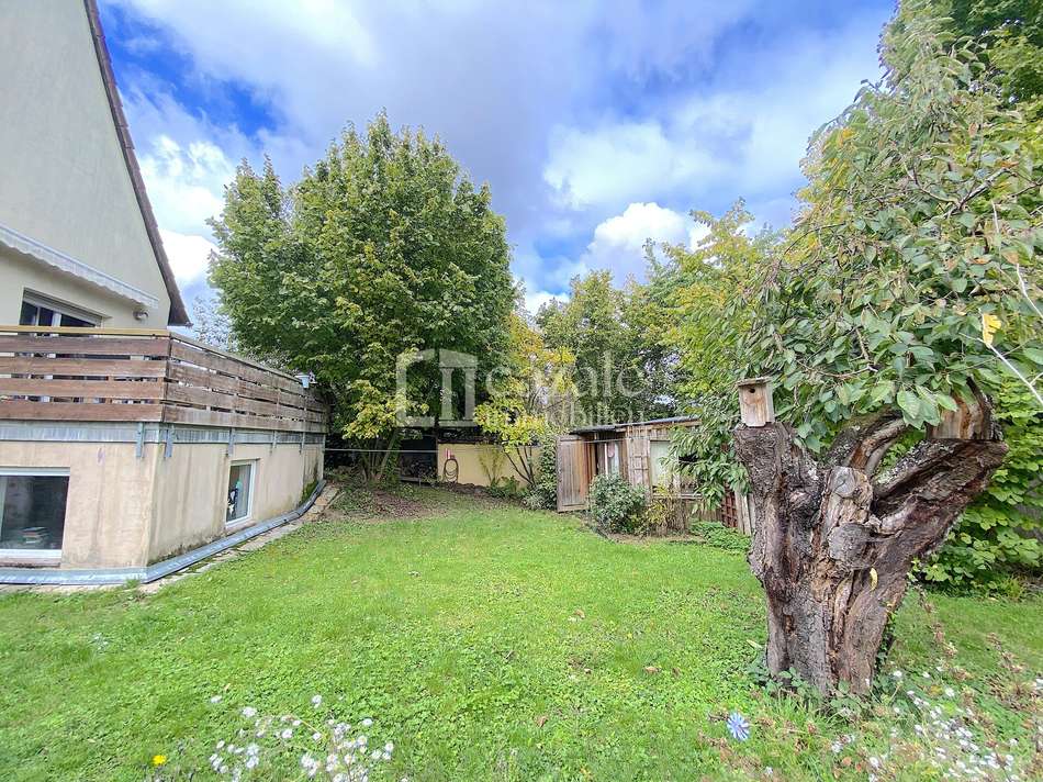 Gartenhütte u Kirschbaum