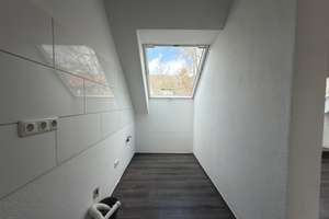 Charmante Dachgeschosswohnung mit großzügigem Wohnbereich, Dachterrasse und zwei Stellplätzen – 45359 Frintrop, Essen – Vorschaubild 4