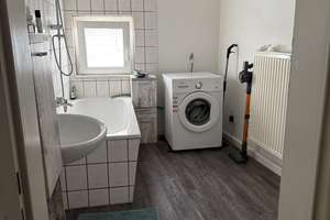 Helle Dachgeschoss-Wohnung in Deutz (Möbelablöse möglich) - Bitte Text lesen!