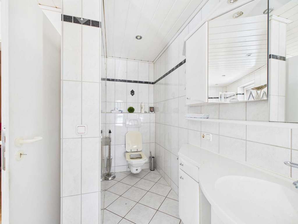 Immobilie in Lamspringe - Handwerkerobjekt mit drei Garagen und Balkon – mit Raum für neue Ideen - Bild 4