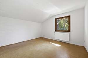 Charmantes Isartaler Holzhaus auf traumhaftem Grundstück mit enormem Entwicklungspotential. – Die vollständige Adresse der Immobilie erhältst du vom Anbieter., 81249 Lochhausen, München – Vorschaubild 21