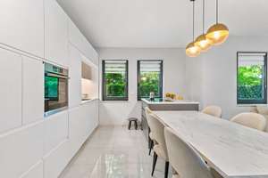 Hochwertig kernsanierte 3-Zimmer-Eigentumswohnung mit offener Wohn/-Essküche, Terrasse & Stellplatz – Nipkowstr. 34-36, 12489 Adlershof, Berlin – Vorschaubild 1