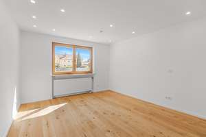 Großes Mehrfamilienhaus, Pool u. Doppelgarage, gepflegt, teilrenoviert – Hochlandstraße 27, 80995 Feldmoching, München – Vorschaubild 9