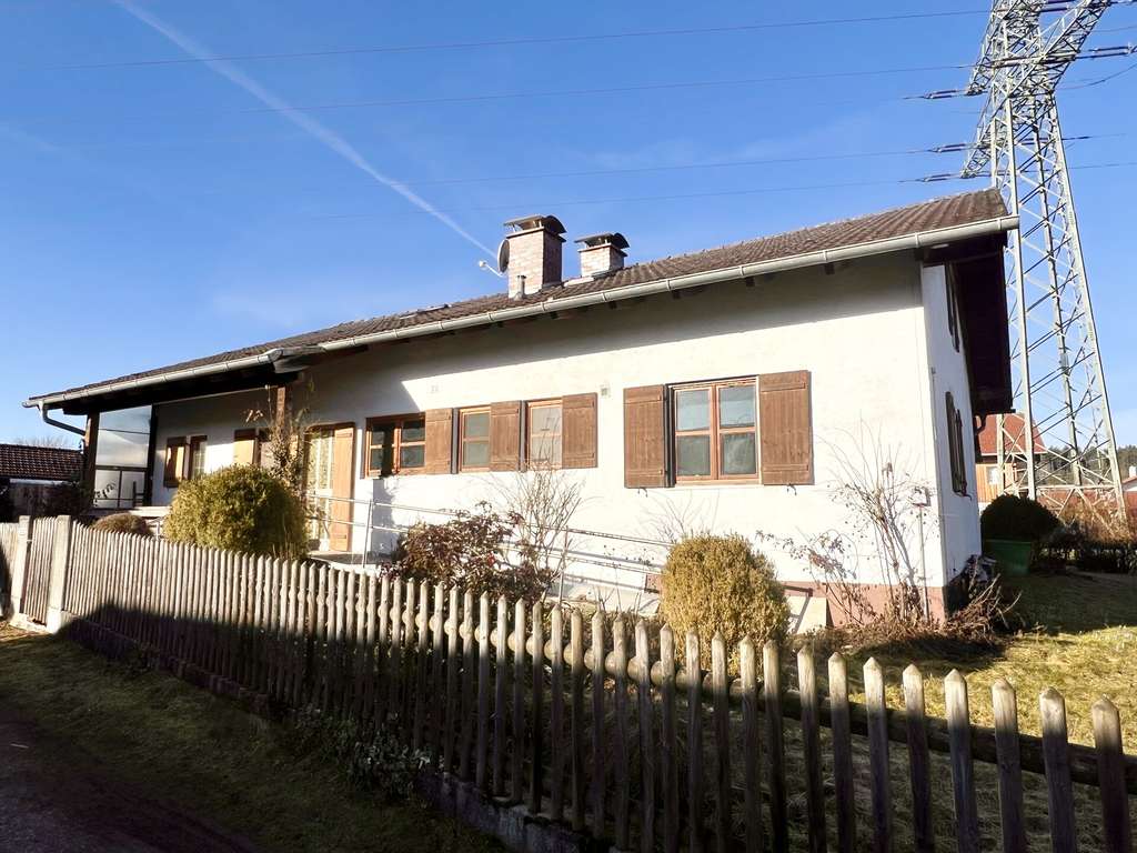 Immobilie in Dietramszell - Renovierungsbedürftiges Einfamilienhaus mit teilausgebautem Dachgeschoss - Bild 0