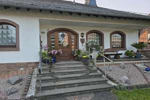 Freistehendes Familienhaus mit großem Garten und traumhaftem Eifelblick – Die vollständige Adresse der Immobilie erhältst du vom Anbieter., 53945 Blankenheim – Vorschaubild 2