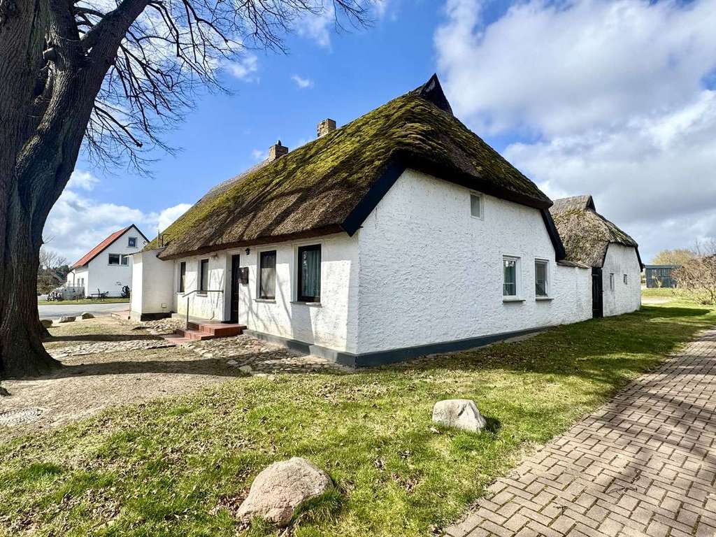 Immobilie in Mönchgut - Reetgedecktes Zweifamilienhaus mit historischem Flair in einzigartiger Naturkulisse - Bild 2