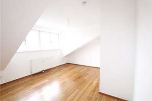 Lichtdurchflutete 3-Zimmer-Dachgeschosswohnung mit Balkon, hochwertiger Einbauküche und zwei Bädern – Heßstr. 6, 80799 Am alten nördlichen Friedhof, München – Vorschaubild 4