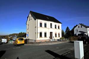 Renovierte, bezugsfertige  3,5-Zimmer-Wohnung mit Gemeinschaftsgarten