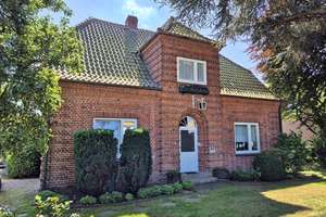 Wohn- und Gästehaus mit zusätzlichem Zweifamilienhaus – alles auf einem Grundstück – Die vollständige Adresse der Immobilie erhältst du vom Anbieter., 23730 Schashagen – Vorschaubild 1