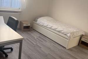 Freies Zimmer in 3er Wohngemeinschaft, vollst. renoviert mit EBK und Balkon