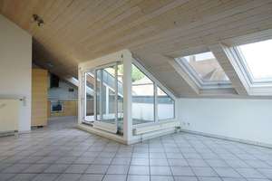 Sonnige, helle 3 Zimmer-Dachgeschoss-Eigentumswohnung mit Balkon und Tiefgaragenstellplatz