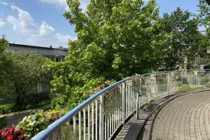 Barrierefreie 2-Zi-Whg. mit Balkon in Residenz. 64 m², Küche mit moderner EBK, Diele & Duschbad. – Hardtstr. xx, 42107 Wuppertal – Vorschaubild 1