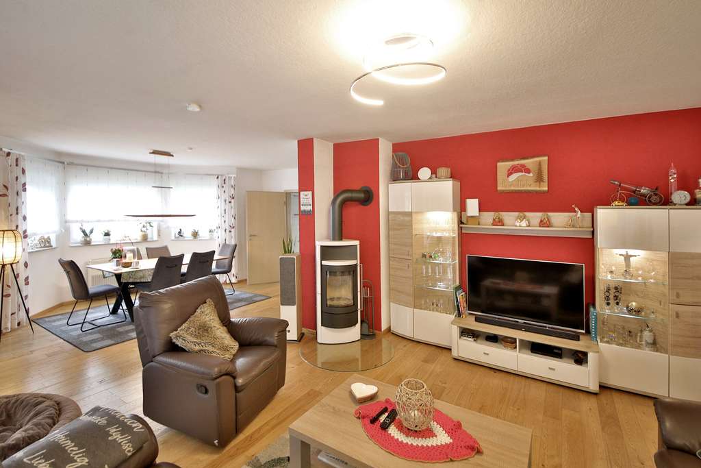 Immobilie in Hambrücken - Exklusives Familienidyll mit Wintergarten, Sonnenterrasse, gepflegtem Garten und viel Wohnraum - Bild 2